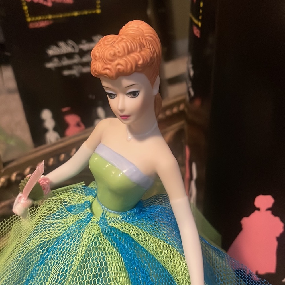 Barbie - 1963 Senior Prom Porcelain Musical figurine. (Reproduction 1994) - Picture 4 of 17